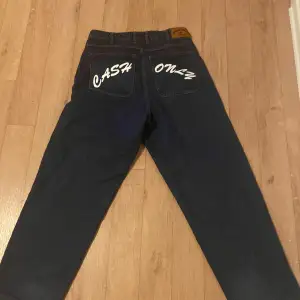 Ett par snygga (Cash only) jeans som jag ej använder, pågrund av fel storlek och kan ej lämna tillbaka dom så jag säljer dom här istället! 😊  Köpte dessa för ungefär 1000kr uppåt men säljer nu dom för 650kr. 