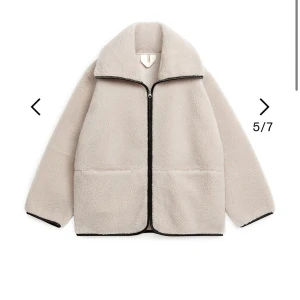 Arket jacka - Jacka från arket. Super skön och söt, funkar till höst, vinter och vår! Nypris 1590! 🥰 säljer inte för under 1000kr! 