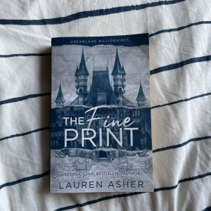 The Fine Print - Oanvänd. Säljer pga köpa fel bok i serien. (Denna är del 1 i serien) 🩷📚⭐️