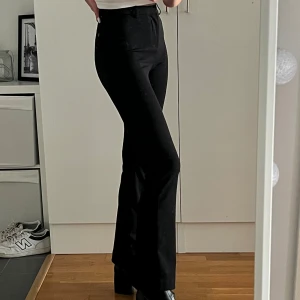 Flare kostymbyxor, mycket bekväma - Svarta kostymbyxor från Vero Moda i xs. Mycket sköna, något stretchigt material. Knäpps med dragkedja & knapp + finns öglor för skärp. Flare modell. Säljes då de är för korta för mig, jag är 167 cm. Nypris 400kr. Säljer även skorna! Se min profil.