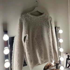 Vit fluffig tröja - Säljer denna jättemysiga hoddien från lager 157. Jättebra om man bara vill ha en vardags tröja som man vill kunna göra allt möjligt i☺️  Den är storlek 160 men passar även xs och s.  Priset kan alltid dikuteras!💗