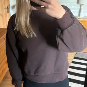 Säljer nu denna sweatshirt från Gina Tricot Använd fåtal gånger💕 Storlek Xxs