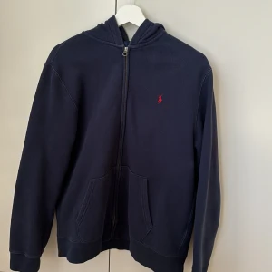 Ralph Lauren zip hoodie - Marinblå hoodie från Ralph Lauren i bra skick. Passar storlek S/M.