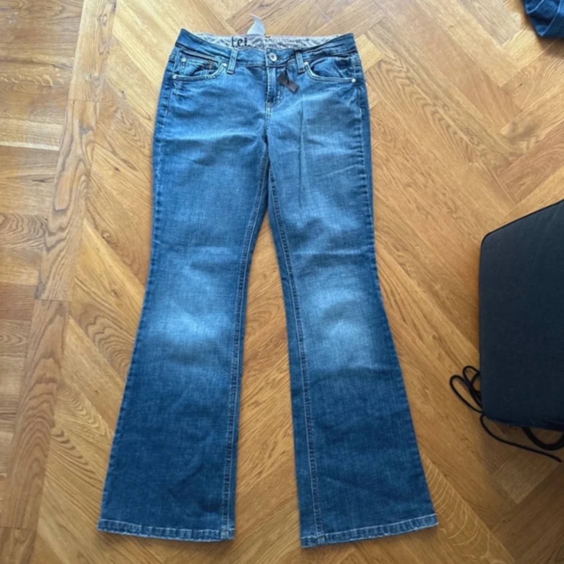 Lågmidjade jeans från L.e.i.  - 90