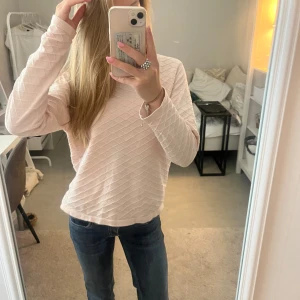 Ljusrosa tröja - En superfin ljusrosa tröja🤍💗 Vet inte vart den är köpt. Inga defekter och är i storlek M men passar mig med XS/S