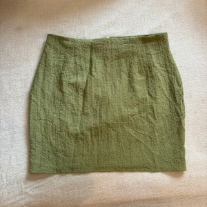 Grön kjol kort  - Jättefin kjol som tyvärr inte är min stil. Endast använd en gång, storlek M köparen står för frakten 💚