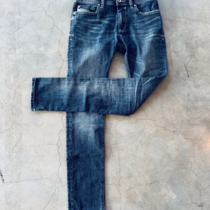 Diesel jeans  - Ett par riktigt feta Diesel jeans i mycket bra skick🤩🤩 Dessa byxor är i storlek 12Y🤑 Nypriset på jeansen är 2500kr💸💸🤑🤑 Men säljer bara de för 350kr🤩 Vid minsta fundering så är det bara att höra av sig🤩🤩🤑🤑💸💸