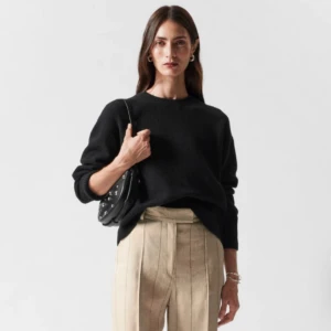 Svart stickad tröja från &other stories - En svart stickad tröja från &other stories som är använd men i gott skick. Den är i storlek M, då jag ville ha den lite oversized!🤍