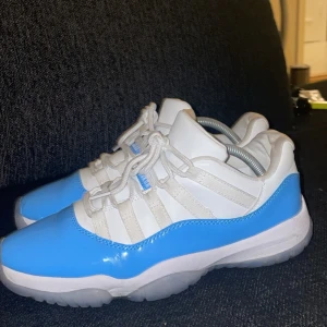 Jordan 11 - Helt nypris köpt från stockx det finns tag men ingen box tyvärr! Köpt i början av sommaren därmed 9/10 cond, intresserad av byte men då bara plagg utav samma kaliber så att säga.