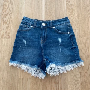DenimJeans med broderidetalj  - Säljer dessa asnygga Denim shorts från New Yorker med broderidetalj!🤩 Shortsen har aldrig andvänds och är därför i perfekt skick!  