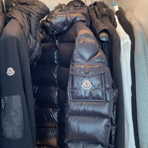 Moncler Maya Jacka (Storlek: 2) - Säljer min Moncler Maya jacka, då jag har tröttnat på den. Mycket bra skick, då den varit mycket väl omhändertagen. Size 2. Svart. Äkta såklart. Nypris: 16.000kr. Kan fraktas eller hämtas. Tar endast swish, och kör ej här via Plick.