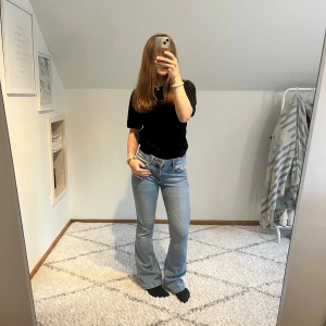Low waist bootcut jeans - Dessa jenas är använda ett fåtal gånger och därmed i ett väldigt bra skick. Köpte för 400kr från lager 157.  Pris kan diskuteras.