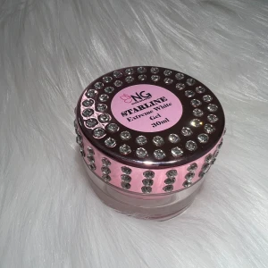 Gele  - Extreme white gel från nagelgiganten, endast öppnad och aldrig använts, gelén är till för fransk manikyr eller ombre effekt, alltså inget du ska använda för att bygga en nagel med utan för designen bara  Köpt för 199kr säljs för 100kr. 