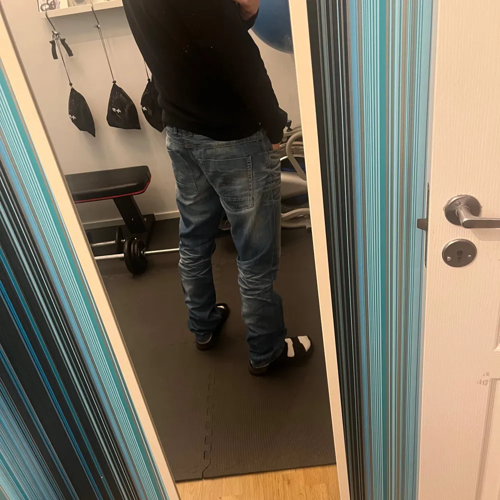 Tja säljer dessa jeans för dem ligger bara i gaderoben och det är inte min stil. Jeans & Byxor.