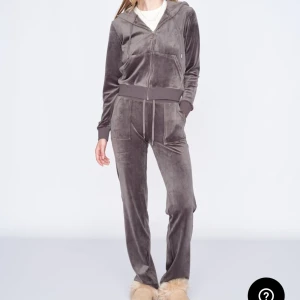Juicy couture  - Som helt ny, i fint skick. Fler bilder kan skickas privat. Använd fåtal gånger frf som ny. Säljer byxorna för 800kr, tröjan för 800kr om man vill köpa de separata. Säljer hela sättet för 1500kr