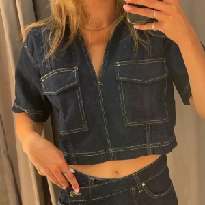 Jeanstopp från zara - Säljer denna slutsålda jeanstopp från Zara. Superfin men kommer tyvärr inte till användning🩷