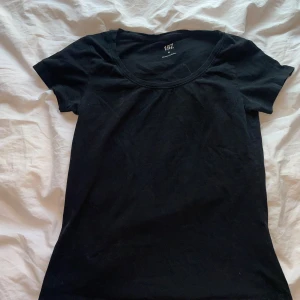 Svart T-shirt - Svart T-shirt från lager 157, storlek M.