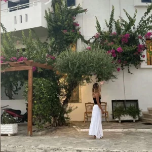 Vit maxi kjol - Säljer en super fin maxi kjol i vit som inte passar 