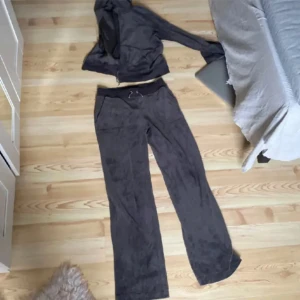 Bruna mjukisbyxor från Juicy Couture - Säljer ett par grå mjukisbyxor från Juicy Couture. De är supermjuka och bekväma