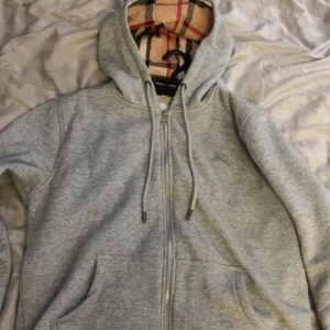 Burberry zip hoodie - Köpt för ca ett år sedan använd fåtal gånger  Mycket gott skick!