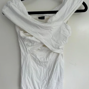 Tröja stl xs - Vit tröja från Gina Tricot i storlek xs. Krossade armar. Inga defekter, aldrig använd. I nytt skick.