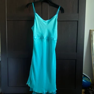 Vintage klänning - Vintage y2k carrie bradshaw klänning. Två små fläckar på vänster bröst som knappt syns. Turkos färg. Dubbel mesh-tyg det finns så lite genomskinlig. Lägg prisförslag eller köp direkt. Se min profil för likande stil och annat vintage.