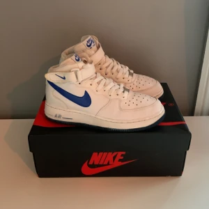 Nike air force 1 - Ett par Nike air force 1 MID  Blue white 2011. Som här rackarna finns inte många av, så därför känner jag att de som äger de kommer inte ångra❗️❗️