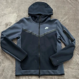Mörkblå nike tech - I princip helt ny tröja andvänd fåtal gånger. Tvättas innan den skickas. 500 kr prutat och klart✅. Nypris 1200 mitt 500.