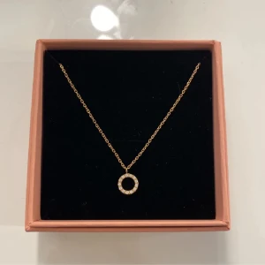 edblad halsband  - jättefint, helt oanvänt halsband från edblad! säljer då jag använder silver så det kommer tyvärr ej till användning, nypris: 349, mitt pris: 160💓