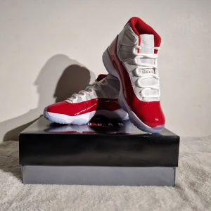 Jordan 11 cherry - Säljer dessa Jordan 11 Cherry skor som jag köpte genom nike, e-kvitto finns med. Helt nya, helt Deadstock. Om du har några funderingar är det bara att fråga.