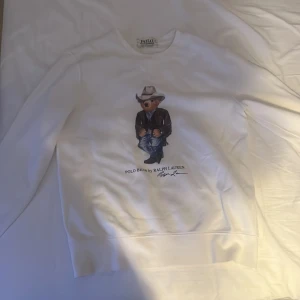 Polo bear tröja - Säljer denna då den inte kommer till användning längre| inga synliga defekter| bra i storleken| hör av er vid frågor