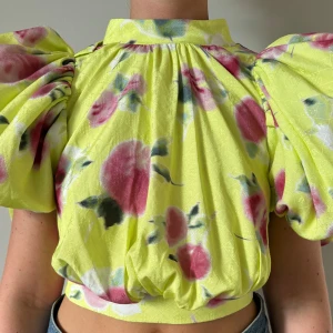 Rotate - Superfin blus från Rotate. Ballongärm och knyte där bak