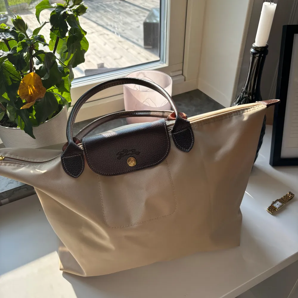 Longchamp väska, endast använd fåtal gånger! Jätte fin, bra förvaring och perfekt skolväska. 🥰Pris kan diskuteras!. Väskor.