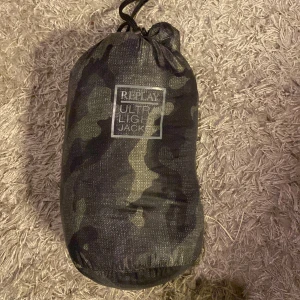 VINDJACKA  - Fräsch Replay camo vindjacka. 