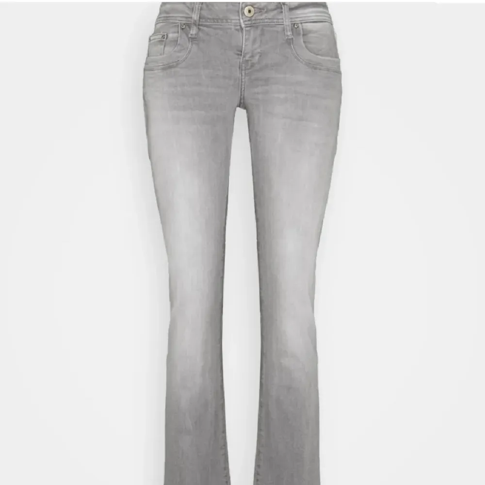 Gråa as snygga ltb jeans, lite stora på mig som normalt har 36😆sprättat upp benen där nere så passar någon runt 170+. Farkut & Housut.