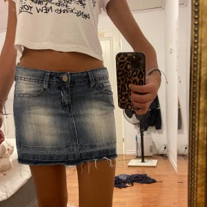 Mini jeans kjol - Lågmidjad, bra skick 🥰 midjemått 39cm, längd 31cm. Bra skick 