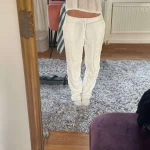 Vita linnebyxor - Säljer ett par vita linnebyxor i äkta linne! De är lågmidjade och har en loose passform som gör dem superbekväma. Byxorna har en enkel design med elastisk midja och fickor på sidorna. Perfekta för en avslappnad och stilren look! Köpta i Indien.