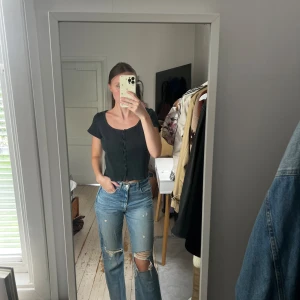 Blåa jeans från garage med hål i knäna - Använd fåtal gånger så bra skick. Jag är 168 cm och de passar perfekt för mig. Ni ser storleken i sista bilden.
