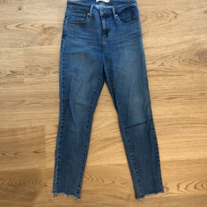 Superskinny ankellånga jeans  - Tighta jeans i stretchigt material. Normal midja, byxbenen är något korta i modellen och slutar strax ovan anklarna. Storlek W25. Bra skick.