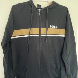 Hugo boss  - Tja, nu säljer jag den hör feta Hugo boss hoodien för bra pris så tveka ej! Det enda med den är ett litet märke på tröjan som kanske går bort i tvätten men jag har inte testat därför säljer jag för billigt! Obs den är äkta! Den är äkta!