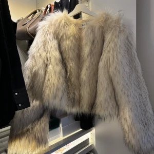 Pälsjacka från nakd - Helt ny pälsjacka från nakd, endast använd en gång 
