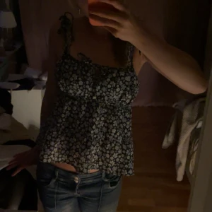 Gullig blus!! - Blommig blus ifrån H&M Bra skick, endast använd någon gång! Skriv om ni har frågor!!