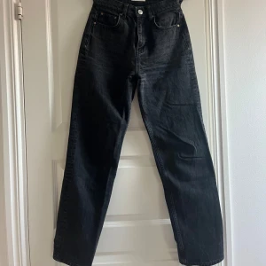 Raka jeans - Raka svarta jeans från Gina tricot i storlek 34💕💕