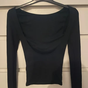 Tröja med öppen rygg - Långärmad tröja med öppen rygg, använd 1 gång, nyskick