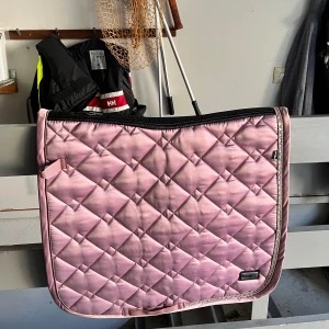 Schabrak - Säljer detta nästan helt oanvända shabrak står ”fair play” på det så antar att det är märket men annars köpt på ghs mässan i storlek full modell dressyr nypris 899