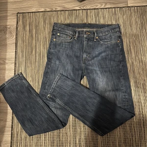 Levis jeans - Riktigt snygga jeans! Storlek 32/32 och sitter sjukt bra! Inte för tajt och inte för baggy. Hör av er av intresse!💪
