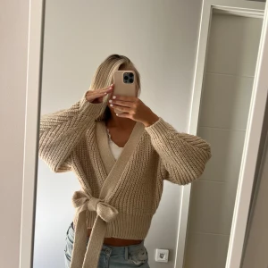 Beige omlottkofta  - Snygg beige omlottkofta/kofta med knytning från zara💗💗💗 säljer även i grön