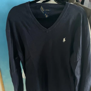 Ralph lauren pullover - Säljer nu min ralph lauren pullover som är i skick 7/10, lappen sitter bara kvar på en sida (se bild) men är för övrigt i gott skick