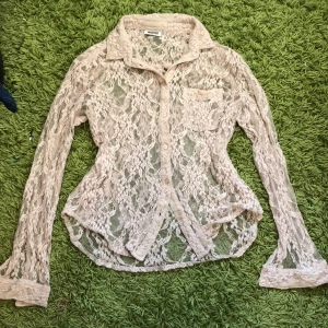 Spets skjorta  - En jätte fin spets skjorta köpt från weekday, kontakta gärna innan köp:)