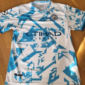 Manchester City fotbollströja Haaland - En Manchester City koncepttröja med Haaland på ryggen
